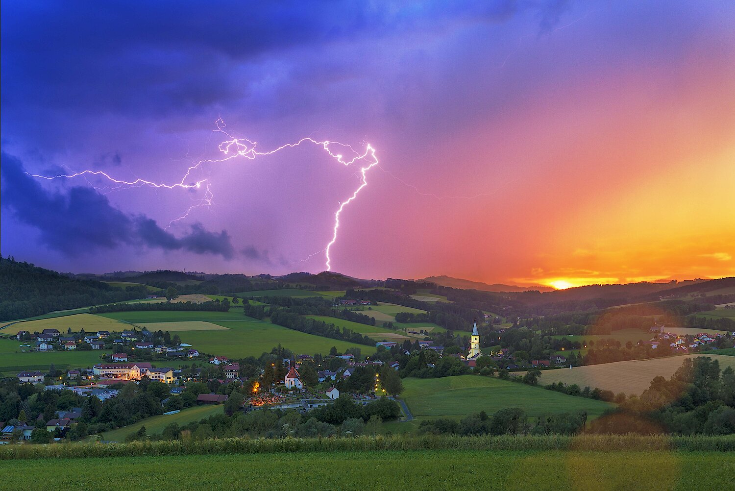 Landschaft mit Blitz und Gewitterstimmung