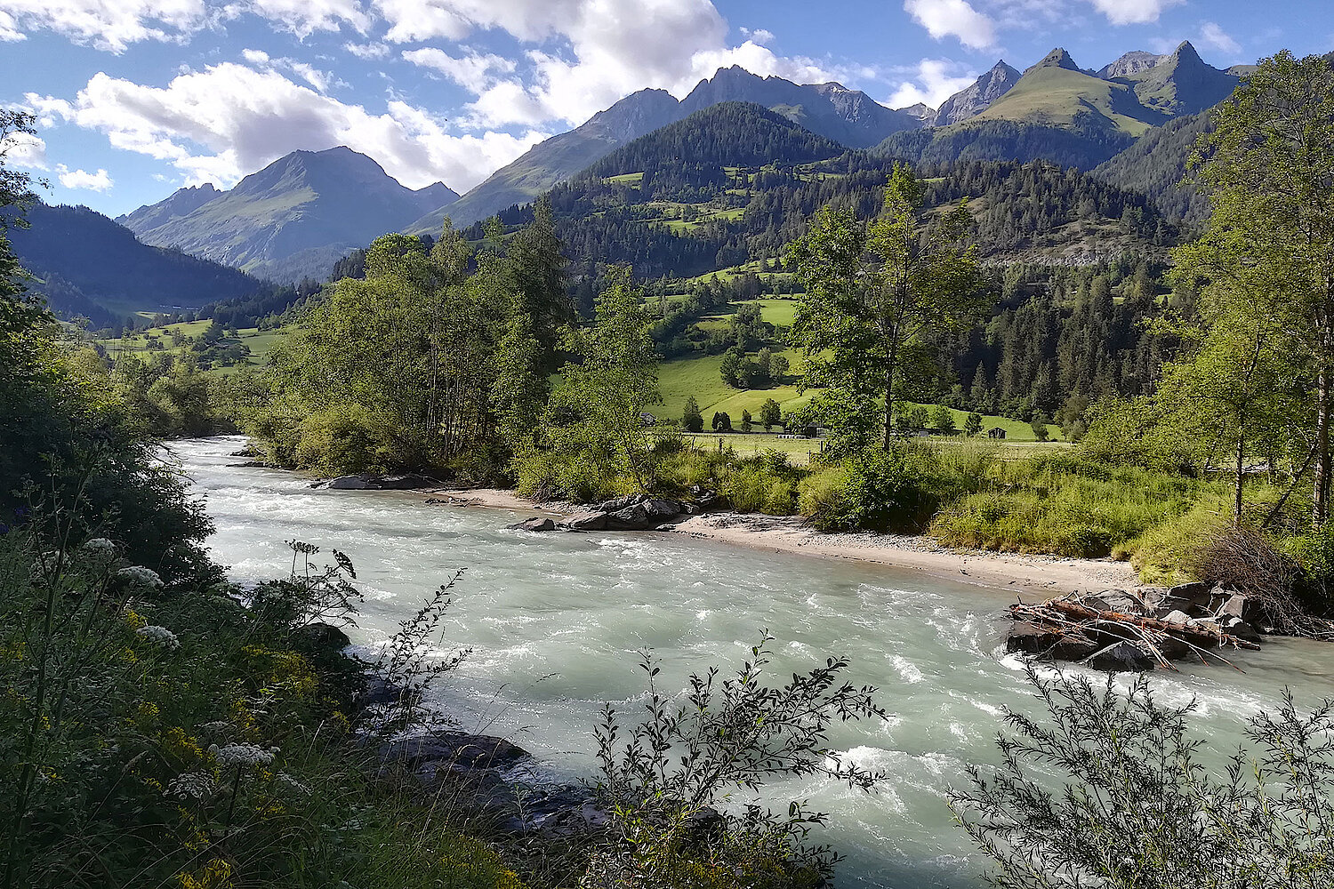 Naturnahe Kulturlandschaft in Osttirol und der Fluss Isel.