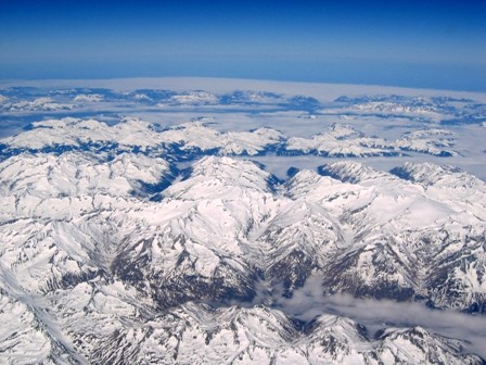 eisbedeckte Alpen von oben