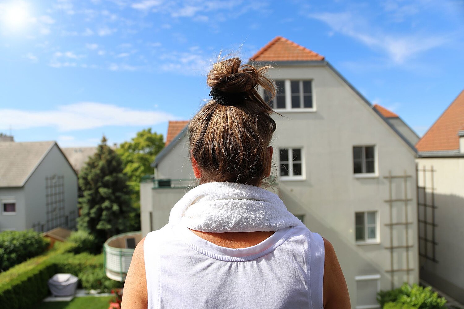 Foto Frau mit Handtuch am Hals wegen Hitze