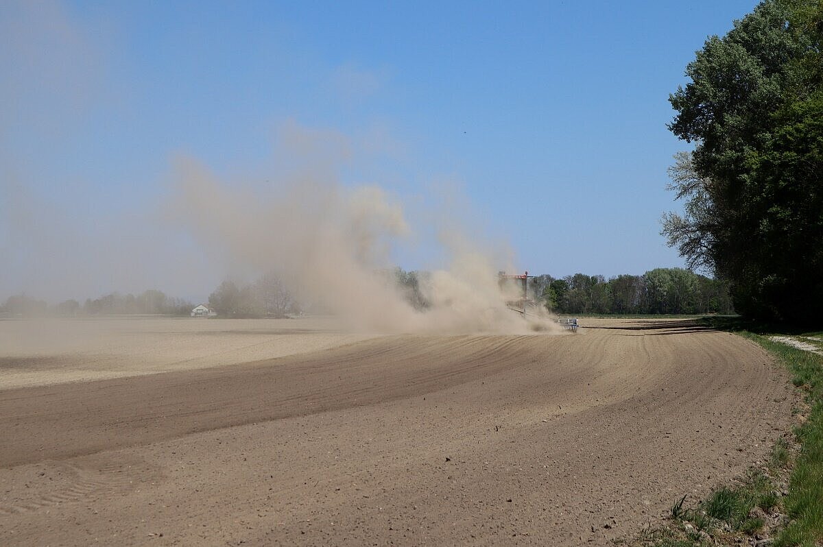 Traktor beackert trockenes Feld