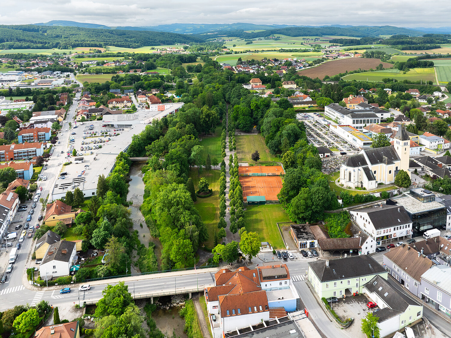 Großer Platz mit Bäumen