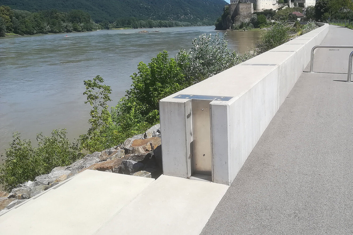 Foto Hochwasserschutz an der Donau