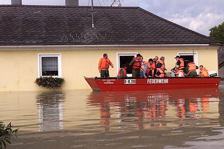 Feuerwehreinsatz mit Booten in einem Hochwassergebiet