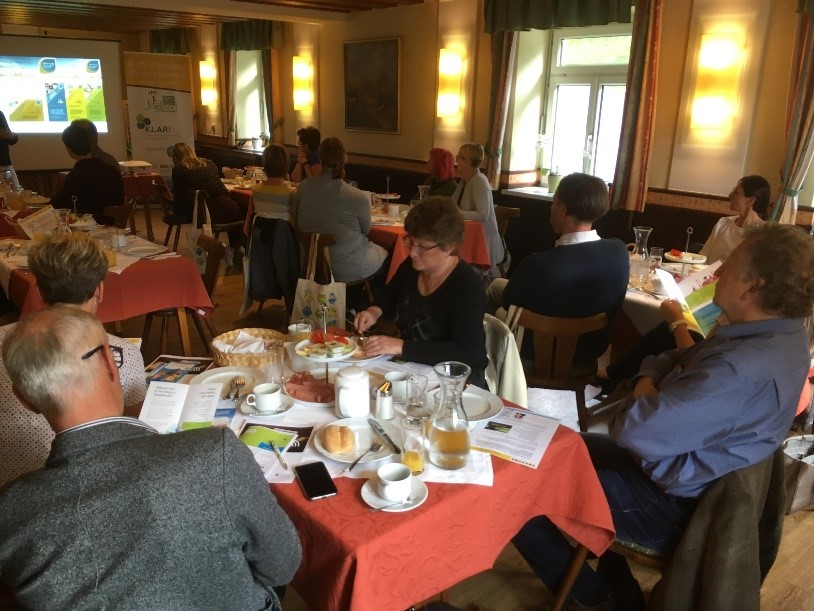 Teilnehmerinnen und Teilnehmer beim Frühstück Klimafittes Oberes Feistritztal